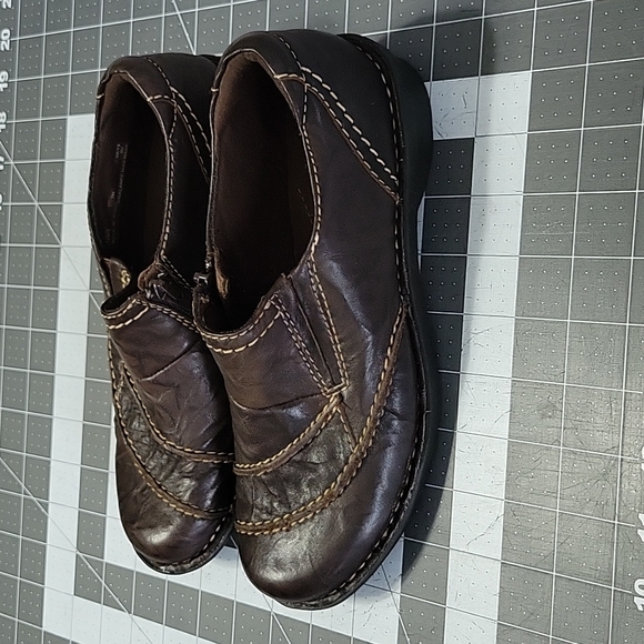 Clarks brown slip on shoes 7M - Picture 2 of 6